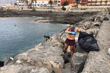 Limpieza de la escollera sur del muelle de Taliarte (Foto Pedro Martel/Wendy Cruz)
